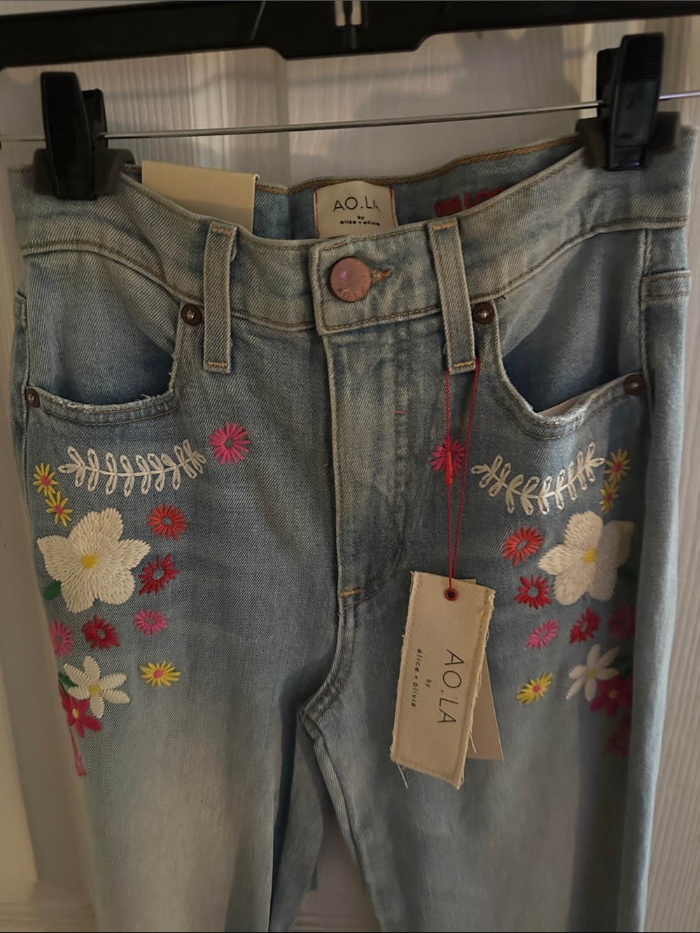 Alice + Olivia nwt High-Rise Light Blue Floral Embroidered Jeans